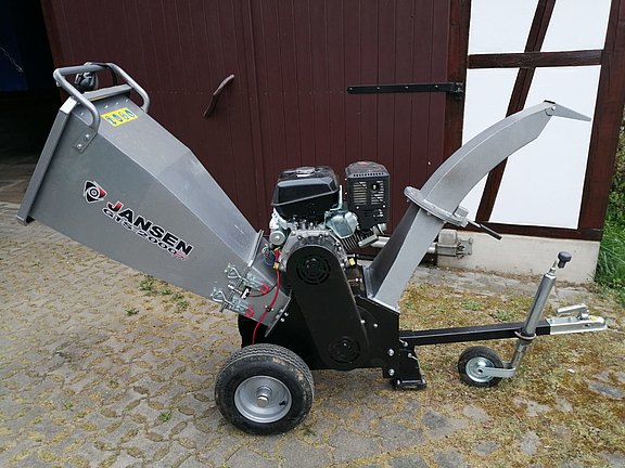 Gartenpflege mit professionellem Gartenhächsler Gartenpflege mit professionellem Gartenhächsler